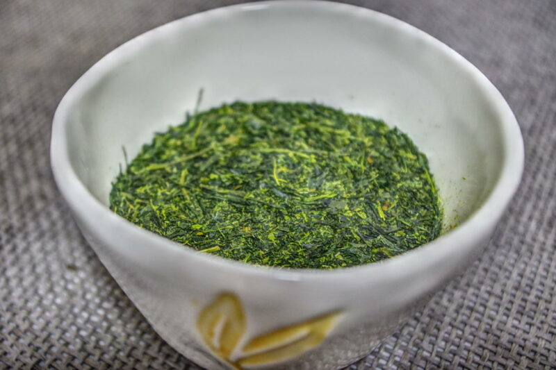 Te verde Fukamushi in tazza di porcellana