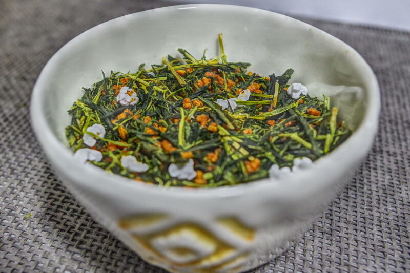 Te verde Genmaicha in tazza di porcellana