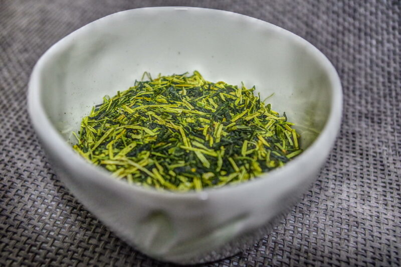 Te verde Kukicha in tazza di porcellana